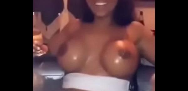  LA BEURETTE KARIMA FAIT DU SHOW SEXY DANS SA STORY 